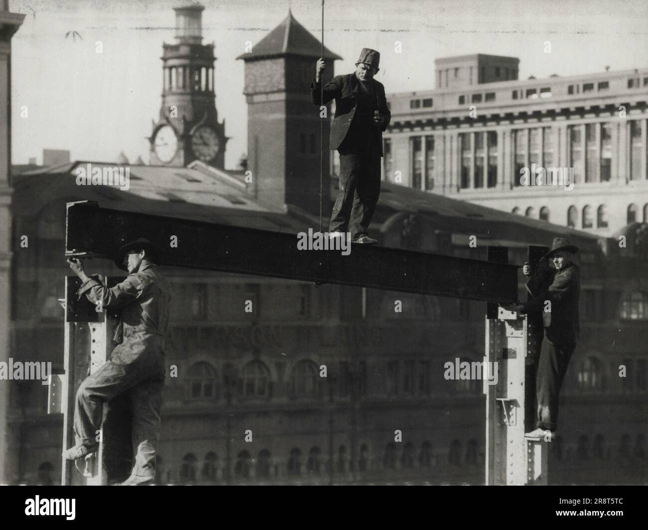 Scavatori al lavoro per la costruzione di un nuovo edificio ferroviario a Wynyard Station. Luglio 09, 1934. Foto Stock