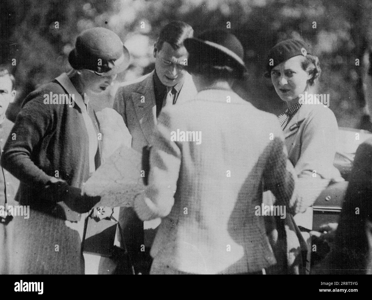 Principe Giorgio e la sua fidanzata a Salisburgo (in aereo da Salisburgo, Via Berlino) -- Un'esclusiva foto scattata ieri mattina del Principe Giorgio e della sua fidanzata, la Principessa Marina di Grecia, a Salisburgo, nei terreni dell'Hotel Europe, dove hanno trascorso la mattina in una felice conversazione con le Signore ospiti dell'hotel, acclamando loro le loro congratulazioni. Agosto 30, 1934. (Foto di Keystone). Foto Stock