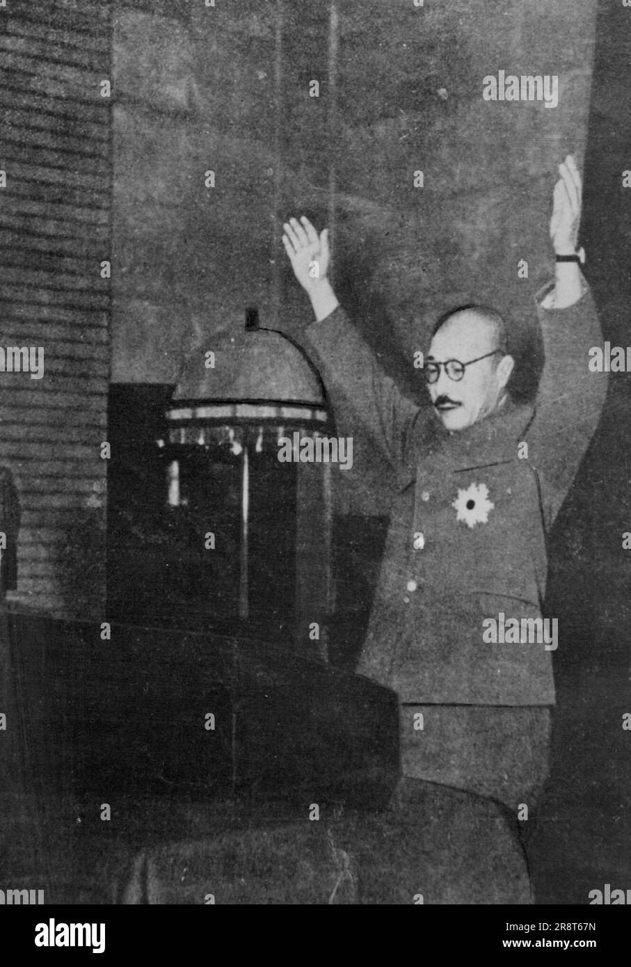 ***** Hideki Tojo in una trasmissione nazionale dal suo ufficiale ***** Tre banzais rumorosi per l'imperatore, ascoltatori radio attraverso ***** nel rallegrarsi ... Febbraio 27, 1943. Foto Stock