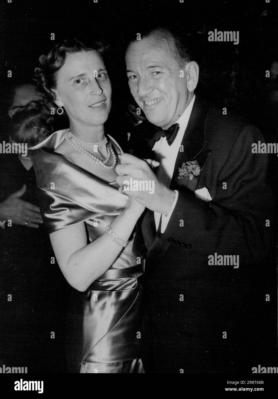 Moda al Ciro's Club.... Noel codardo che balla con la contessa Toerring (la sorella della duchessa di Kent)...... N.4. 18 aprile 1950. (Foto di Daily mail Contract Picture). Foto Stock