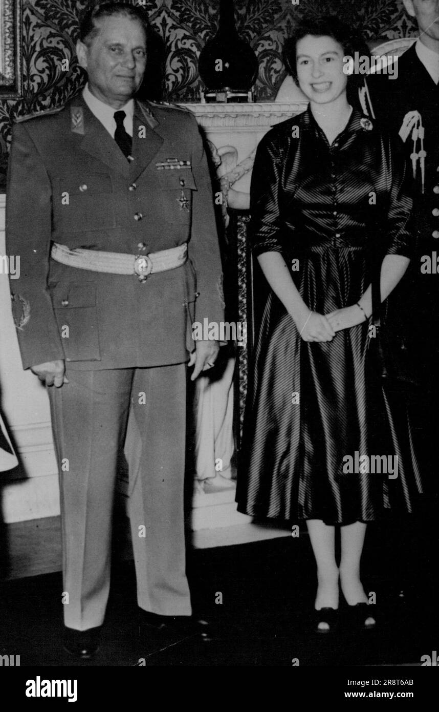Tito chiama la regina -- il presidente Tito di Jugoslavia, che è arrivato a Londra ieri 16 marzo in una visita ufficiale di cinque giorni è mostrato qui con la regina Elisabetta II durante la sua chiamata a Buckingham Palace oggi. Marzo 17, 1953. (Foto per foto stampa associata). Foto Stock