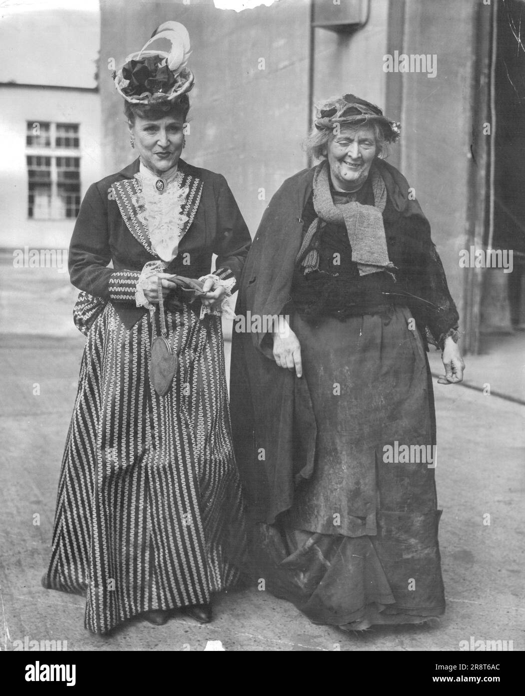 Dame Sybil dice: "Un attore deve essere pronto a qualsiasi tipo di persona", anche una vecchia arpia per le riprese di Britannia Mews. Mi riconosci qui? Sono un personaggio di una baraccopoli londinese. 16 aprile 1949. Foto Stock