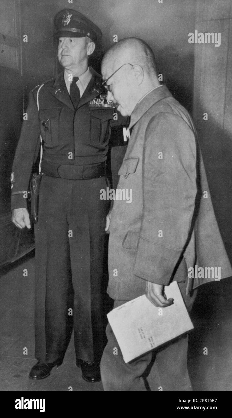 Il suo destino ha deciso -- Hideki Tojo (a destra) cammina oltre la guardia mentre lascia il tribunale dopo la sessione del suo processo davanti al Tribunale militare Internazionale di Tokyo, novembre 7. Il verdetto nel lungo processo del Premier giapponese in tempo di guerra e di altri 24 imputati è stato raggiunto e la sentenza del tribunale è stata letta oggi. Tojo e gli altri potrebbero imparare il loro destino domani. Gli imputati sono stati accusati di un milione di morti per atrocità di guerra a giudizio del tribunale. Novembre 11, 1948. (Foto di AP Wirephoto). Foto Stock