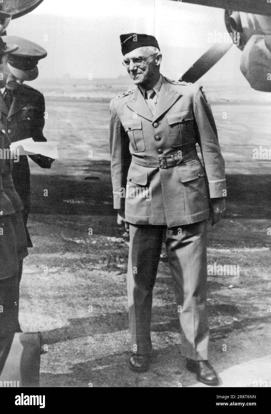 Arrivo del Generale Stilwell in Gran Bretagna -- Lt. Gen. Joseph W. Stilwell, comandante Generale USA Le forze dell'esercito in Cina, India e Birmania hanno mostrato di arrivare ad una stazione aerea da qualche parte in Inghilterra. Al suo arrivo annunciò che era in Inghilterra per conferenze militari con il Lt. Gen. Jacob Devers, al comando dell'E.T.C. e di altri comandanti militari. Agosto 16, 1943. (Foto di U.S. Fotografia ufficiale). Foto Stock