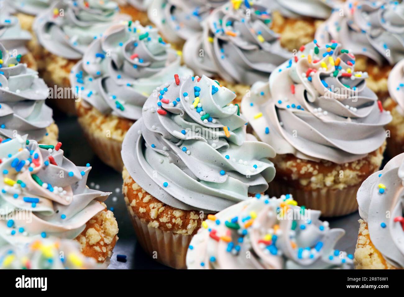cupcake al gusto di vaniglia arcobaleno o muffin con spolverini Foto Stock