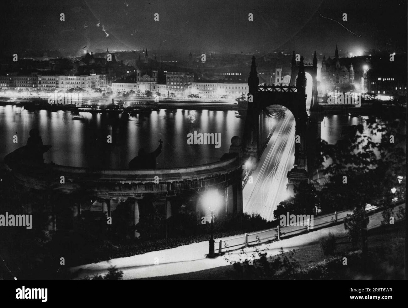 La "Regina del Danubio" le fa le cicatrici. Come la maggior parte delle città europee, Budapest soffrì pesantemente delle devastazioni della guerra. Molti dei bellissimi ponti della "Regina del Danubio" sono stati devastati e solo le fotografie pre-guerra possono mostrare la grazia che un tempo era loro. L'Elizabeth Bridge, oggetti di prima necessità, mostra tutto il suo glamour di notte. 11 agosto 1947. Foto Stock