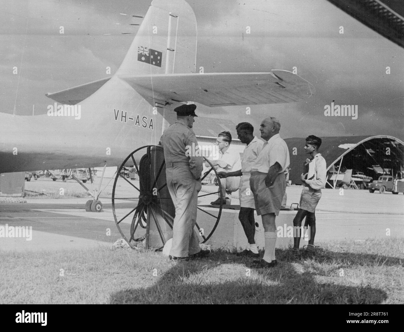 Capitano P.G. Taylor's Survey Flight per il Cile. Laucala Bay Airport, Suva, prima del decollo per Apia, 17 marzo 1951. Ingegnere di volo, E.l'Huillier, parla con A. Wills, ingegnere di una delle compagnie petrolifere. 1 gennaio 1951. Foto Stock