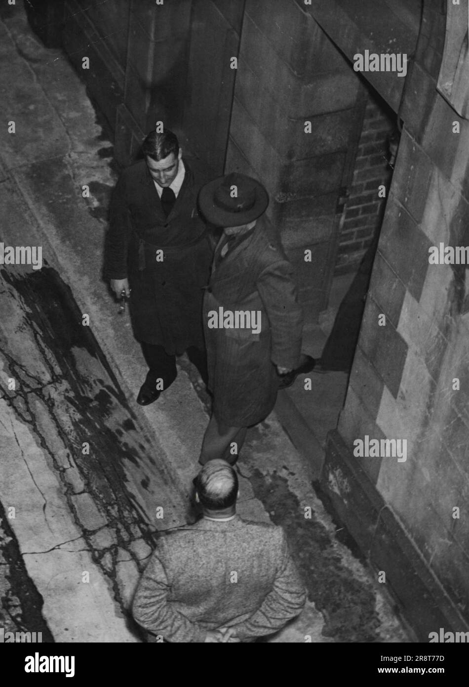 Escapee a City Court -- George Thomas Howard, che è fuggito da Pentridge Gaol la Domenica e che è stato ricattato a Northcote ieri essere scortato nella corte della città oggi. Aprile 26, 1949. Foto Stock