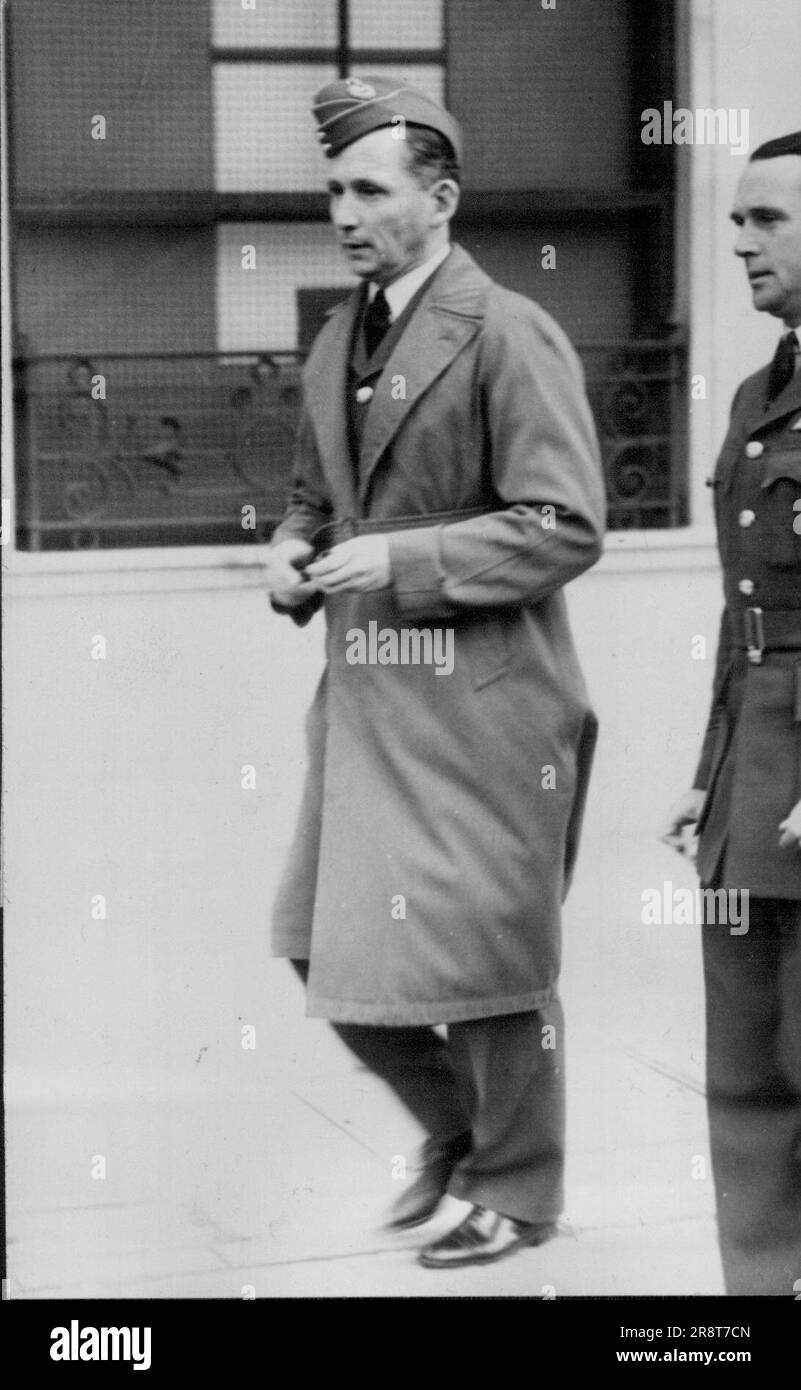 Incontro dei Capi d'invasione a Londra -- Air Chief Maresciallo Sir Arthur Tedder, Vice Comandante Supremo (a sinistra) in partenza dopo la conferenza . In seguito all'arrivo a Londra del capo aereo Sir Arthur Tedder, vice del generale eisenhower, ebbe luogo la prima conferenza dei capi d'invasione. Gennaio 21, 1944. Foto Stock