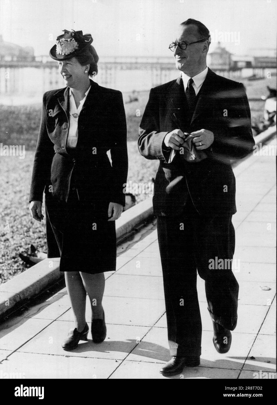 I delegati del TUC si godono il sole a Brighton -- Segretario generale del Congresso ad interim, il signor H. Vincent Tewson, C.B.E., di fronte a Brighton con sua moglie fino ad oggi. Il Congresso dei sindacati ha tenuto oggi il suo 78° incontro annuale a Brighton. Durante la pausa pranzo, i delegati sono stati in grado di camminare sotto il sole brillante sul lungomare, in contrasto con il clima torbido vissuto a Londra. 21 ottobre 1946. (Foto di Fox Photo). Foto Stock
