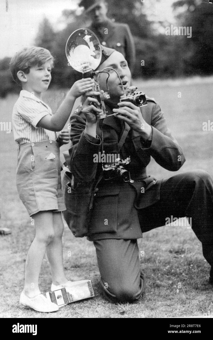 Il Duca di Kent porta il piccolo Principe Edoardo e la Principessa Alexandra a visitare l'ospedale canadese - il piccolo Principe Edoardo scatta uno scatto di suo padre all'ospedale con l'aiuto del fotografo ufficiale: La foto di oggi: 13 agosto. Il duca di Kent ha fatto visita al nuovo ospedale militare canadese oggi, 13 agosto, accompagnato dai suoi figli, il piccolo principe Edward Alexandra. 5 ottobre 1940. (Foto di Associated Press Photo). Foto Stock