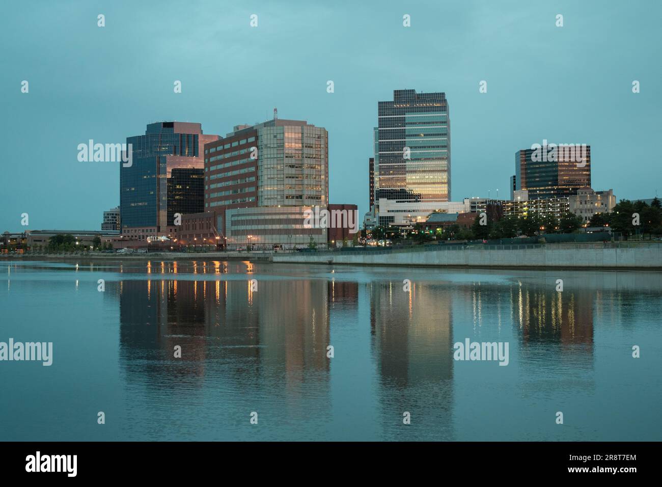 Vista dello skyline di Newark sul fiume Passaic nel New Jersey Foto Stock