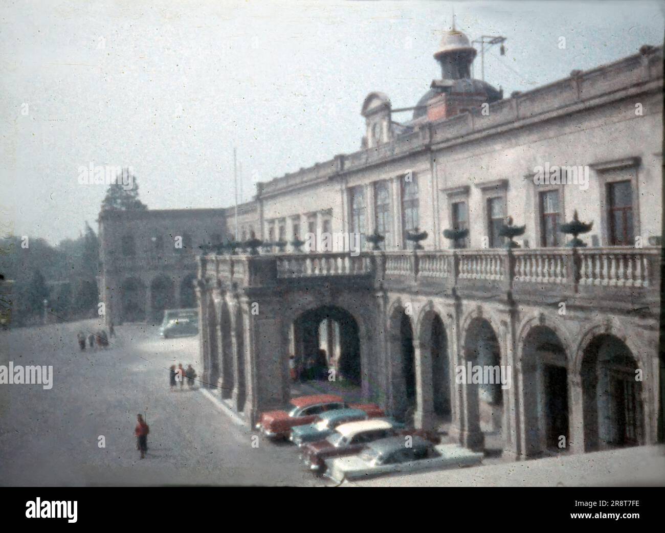 Veduta della fine degli anni '1950 del Palazzo Chapultepec a città del Messico, Messico, che ospita il Museo Nazionale di storia - pellicola per diapositive d'epoca da 8 mm. Foto Stock