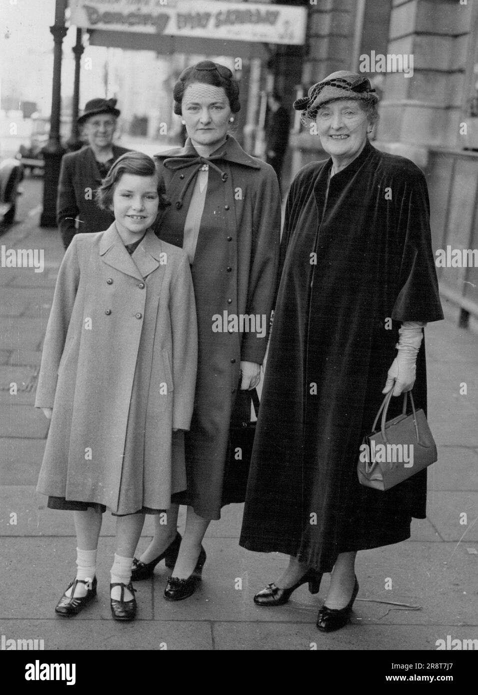 Al matrimonio di Miss Mary Casson (centro) con la signora Ian Haines presso la sede dei registri di Fulham oggi erano sua madre Dame Sybil Thorndike e sua figlia di dieci anni Diana Devlin. La signorina Casson era in precedenza moglie di William Devlin. Aprile 10, 1952. (Foto di Daily Mail Contract Picture). Foto Stock