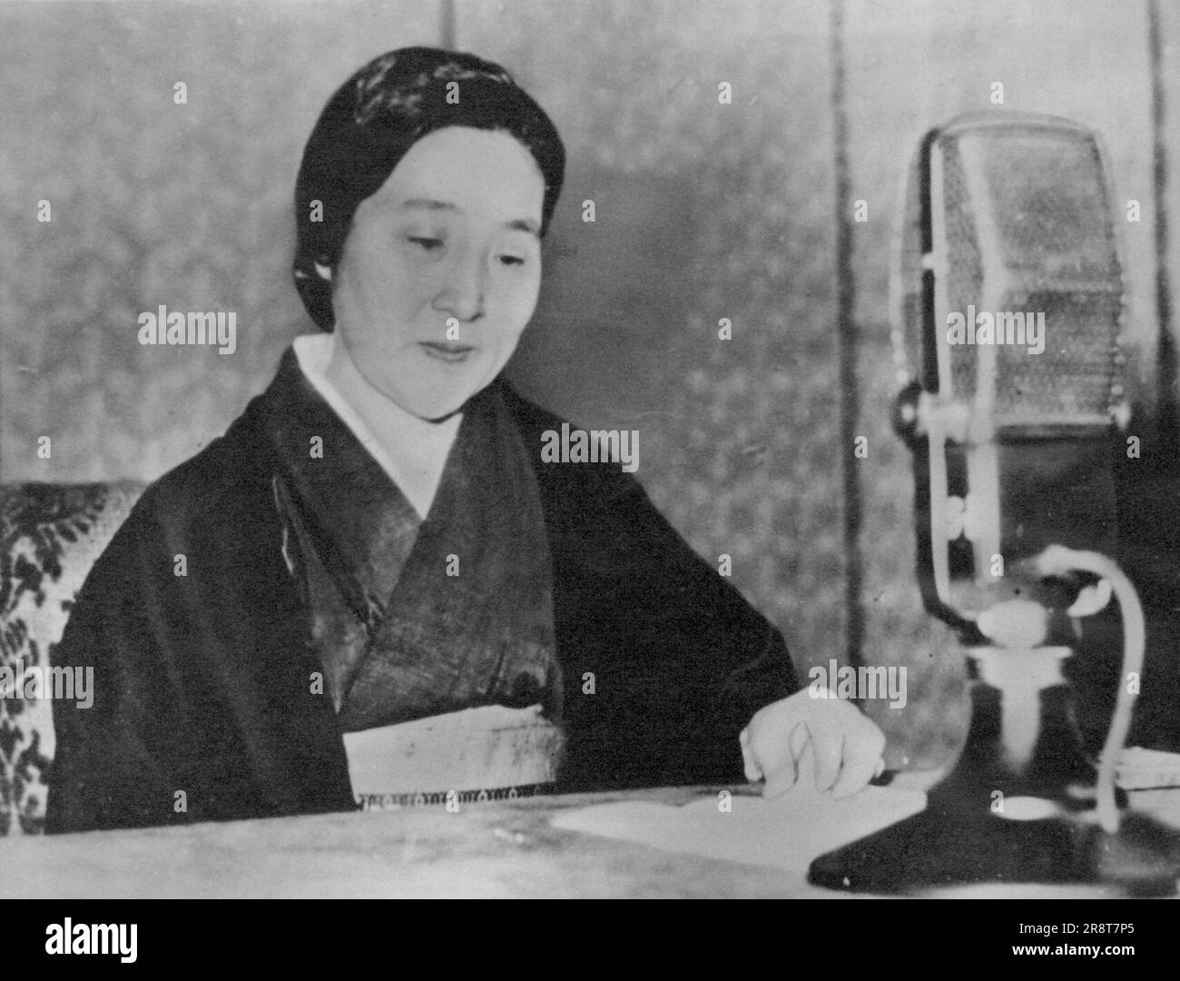 La signora Tojo ha trovato -- la signora Hideki Tojo (sopra), Makino una trasmissione radiofonica quando suo marito era ancora Premier del Giappone, è stata trovata a Fukuoka, Kyushu, Giappone, novembre 19. Ella affermò di essere fuggita per sfuggire 'al dolore insopportabile di Tokyo, dove sono stato esposto al riflesso pubblico?. Novembre 19, 1945. (Foto per foto stampa associata). Foto Stock