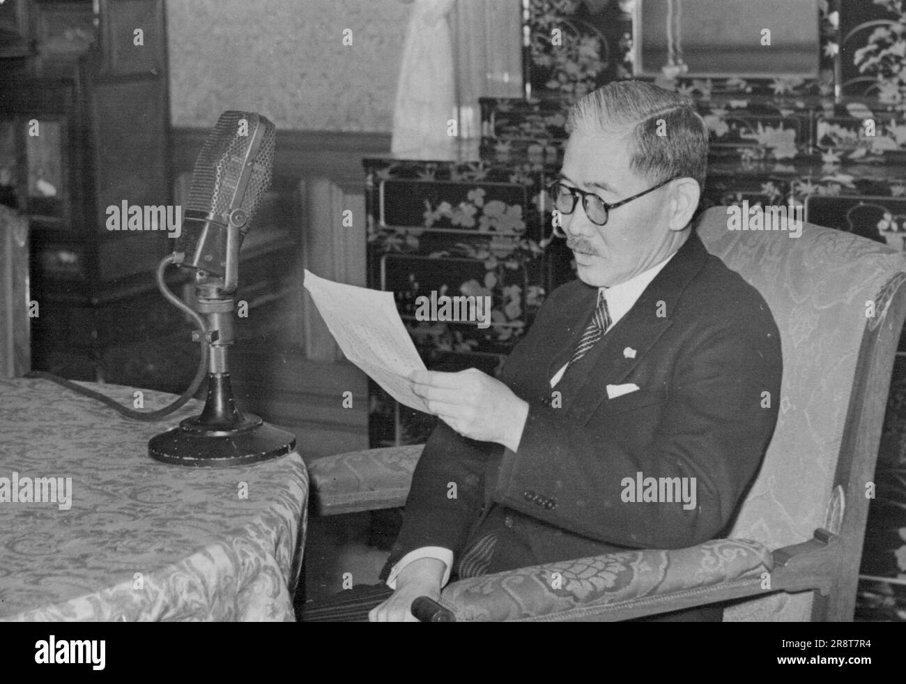 Pace Alas ha sottolineato ... Il ministro degli Esteri Shigenori Togo è stato considerato come il suo primo ***** trasmissione ***** La serata di trasmissione profondamente impressionato su era menti dei suoi ascoltatori il digiuno che la politica estera del Giappone rimane ***** nel mantenimento e nella valorizzazione della pace mondiale. Ottobre 20, 1941. (Foto del servizio Foto di Domei News). Foto Stock