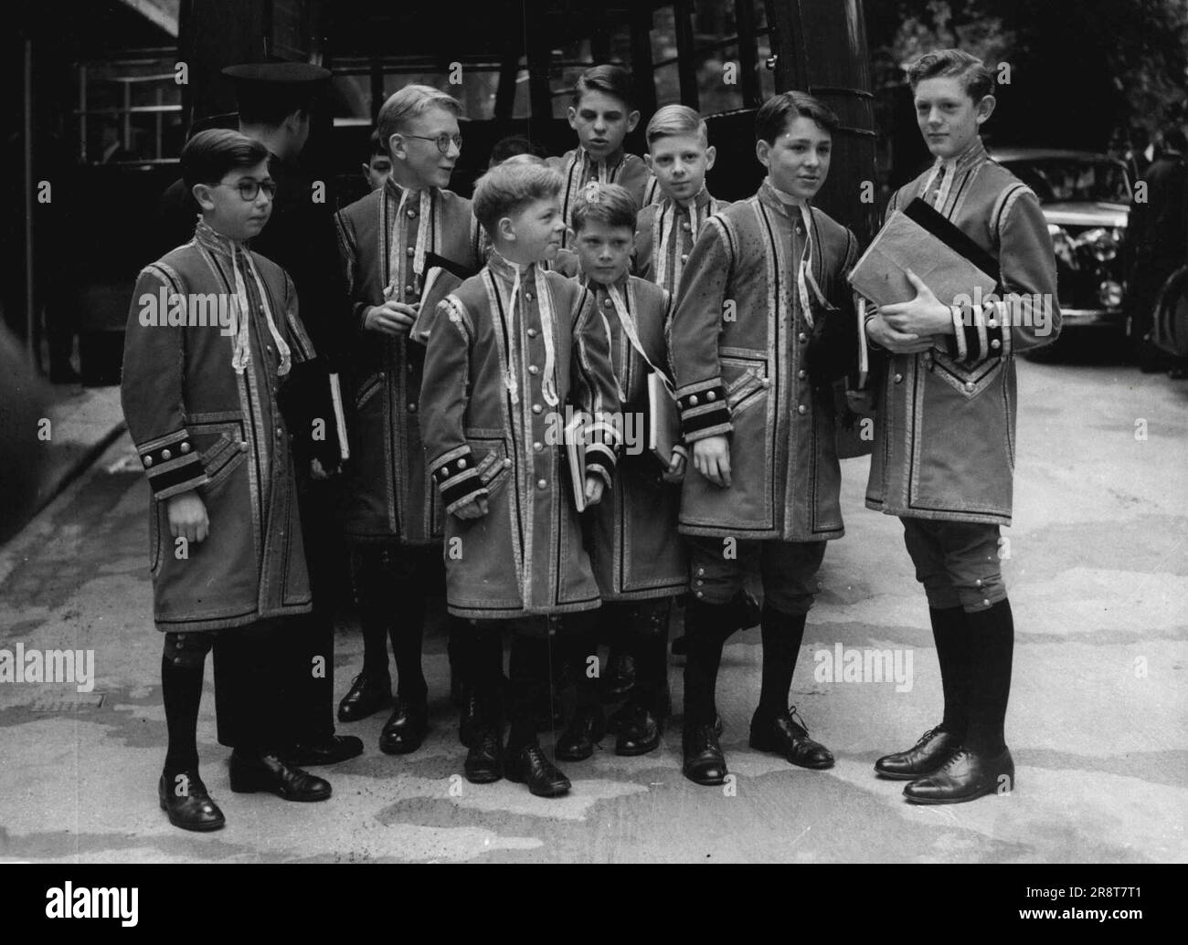 Bambini delle Cappelle Royal, mortaio-tavole nascosto ordinatamente sotto il braccio, attendere che il loro segnale di entrare nel loft organo. Presso l'Abbazia di Westminster per le prove finali. 29 maggio 1953. (Foto di Daily Mail Contract Picture). Foto Stock