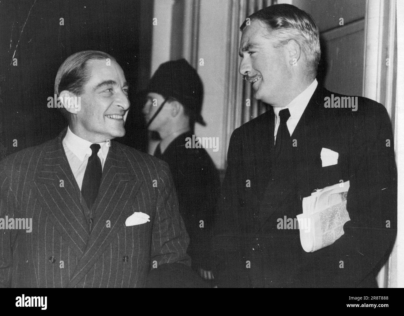 L'inviato britannico fa arrivare Car and Plane Dash a Eden -- dopo un volo in aereo e in auto attraverso l'Europa, Sir Ralph Stevenson, ambasciatore britannico al Cairo, è arrivato all'aeroporto di Londra ieri sera con un breve caso contenente un rapporto completo sulle relazioni anglo-egiziane. Sir Ralph Stevenson con il signor Eden ieri sera. 21 aprile 1952. Foto Stock