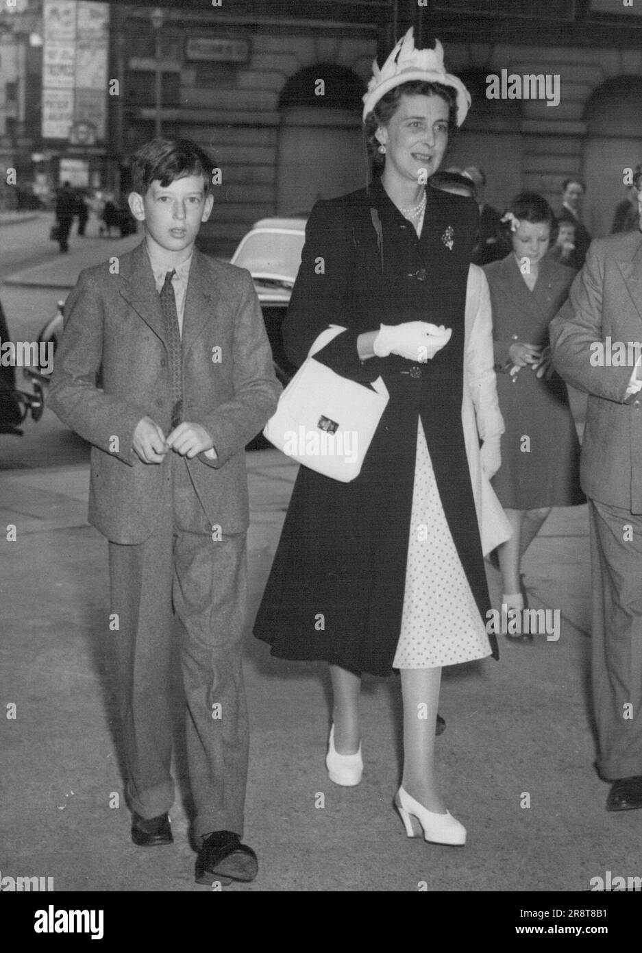 La Duchessa del Kent vede "Annie Get Your Gun": La Duchessa del Kent, accompagnata dal figlio Principe Edoardo, arriva al Colosseo, Londra, per vedere lo spettacolo musicale americano "Annie Got Your Gun". Agosto 04, 1947. Foto Stock