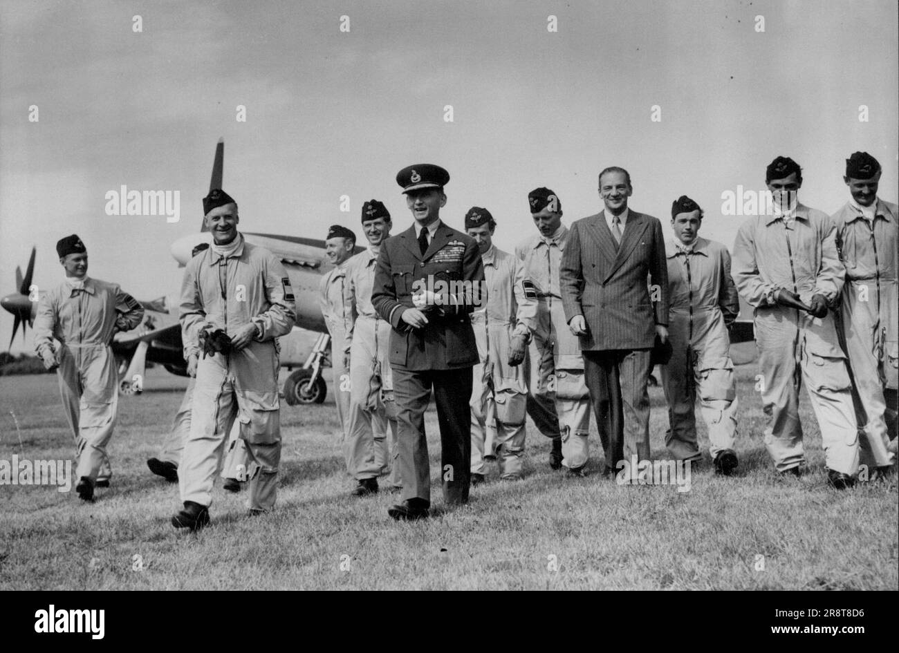 Royal Swedish Air Force ***** Gran Bretagna -- Maresciallo della RAF, Lord Tedder, raffigurato con alcuni dei piloti svedesi dopo il loro arrivo a West Malling. ***** Della Royal Swedish Air Force, arrivò al R.A.F. Station, West Malling, Kent, fino ad oggi (lunedì), in una visita di dieci giorni in questo paese. Maggiore generale. ***** C.B.P., Comandante in Capo del Comandante svedese dei combattenti, sarà responsabile dei sedici ufficiali e dei venti N.C.O.. Durante il loro soggiorno, la festa visiterà molte delle famose attrazioni di Londra, tra cui la Torre di Londra, la Cattedrale di St. paul, l'Abbazia di Westminster e La Cattedrale Di S.A... Foto Stock