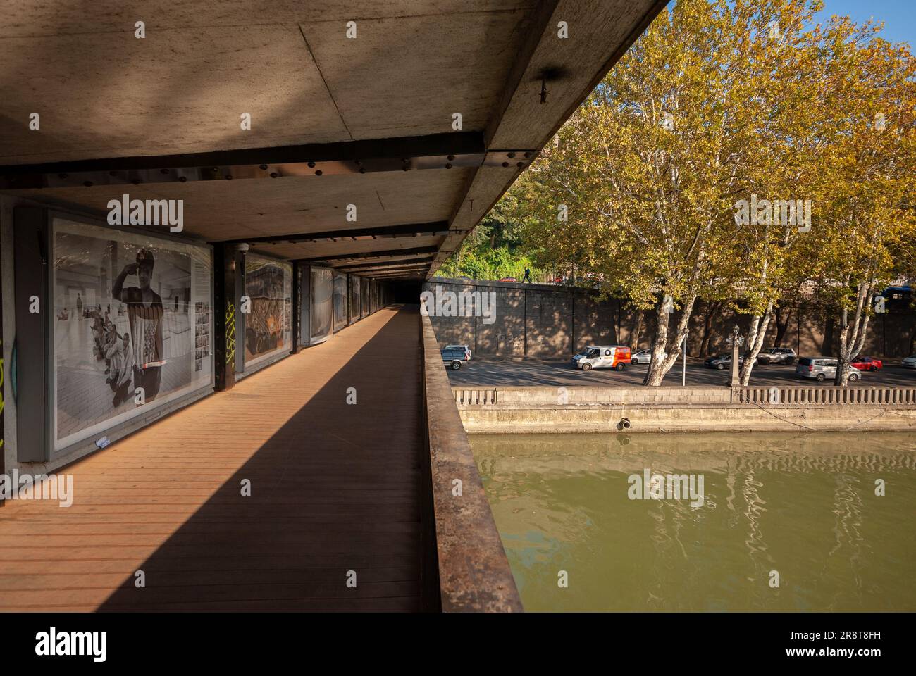 Georgia, Tbilisi - 29 ottobre 2020: Ponte a Tbilisi. Estratto dal viaggio. Foto Stock