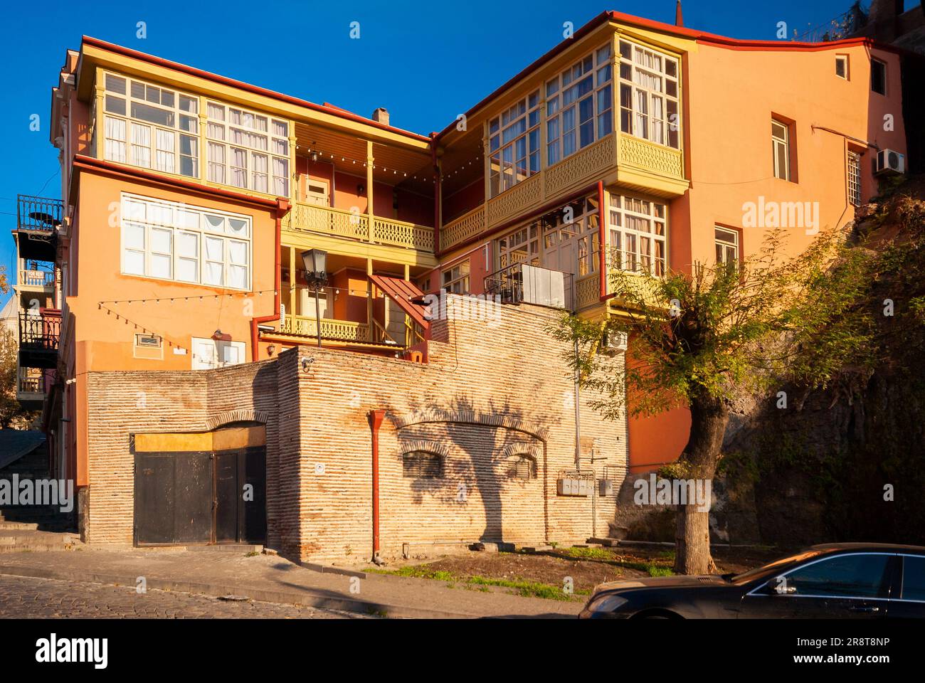 Georgia, Tbilisi - 28 novembre 2020: Case con balconi nel quartiere storico di Tbilisi. Georgia. Vista serale. Bellissima città vecchia al tramonto. Foto Stock