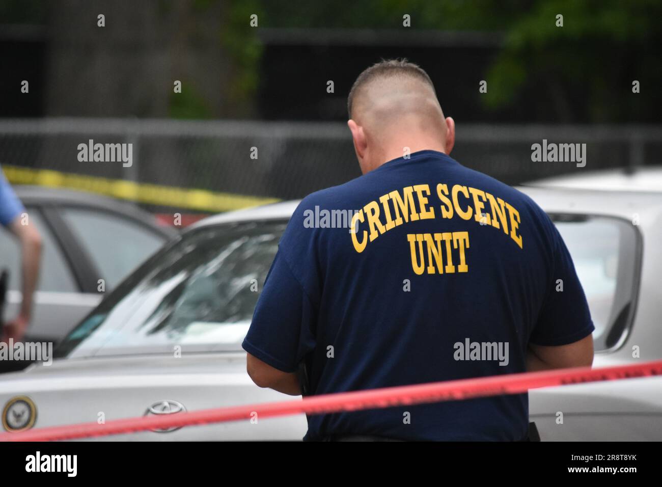 Gli investigatori pettinare la zona e cercare indizi sulla scena del crimine. Su 21st Street e West Venango Street a circa 12:29 PM ora orientale, Giovedi pomeriggio una donna nera di 68 anni è stata sparata una volta nel lato sinistro del collo, è arrivata in un ospedale dove è stata pronunciata deceduta. Un maschio nero di 40 anni è stato sparato una volta nel mento ed è elencato nelle condizioni critiche. Un maschio nero di 37 anni è stato sparato una volta nella mano sinistra ed è attualmente in condizione stabile. In questo momento non sono stati effettuati arresti. Foto Stock