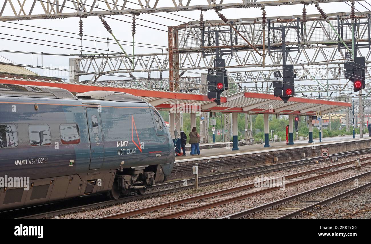 Avanti West Coast fermata a RED, 390124 EMU, Pendolino , alla stazione ferroviaria di Crewe, Nantwich Road, Crewe, Cheshire, Inghilterra, REGNO UNITO, CW2 6HR Foto Stock