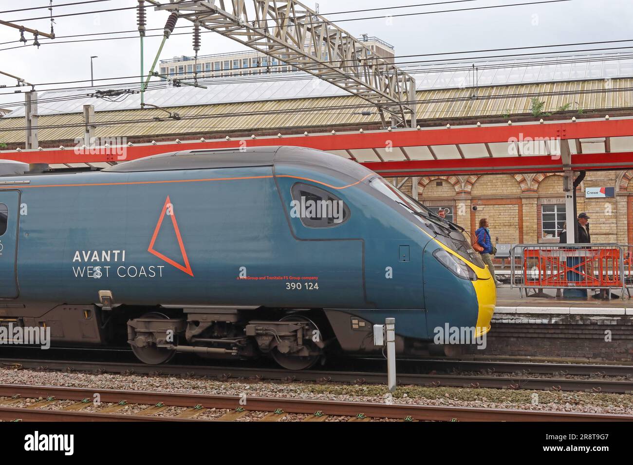 Servizio Avanti West Coast, 390124 EMU, Pendolino , presso la stazione ferroviaria di Crewe, Nantwich Road, Crewe, Cheshire, Inghilterra, REGNO UNITO, CW2 6HR Foto Stock