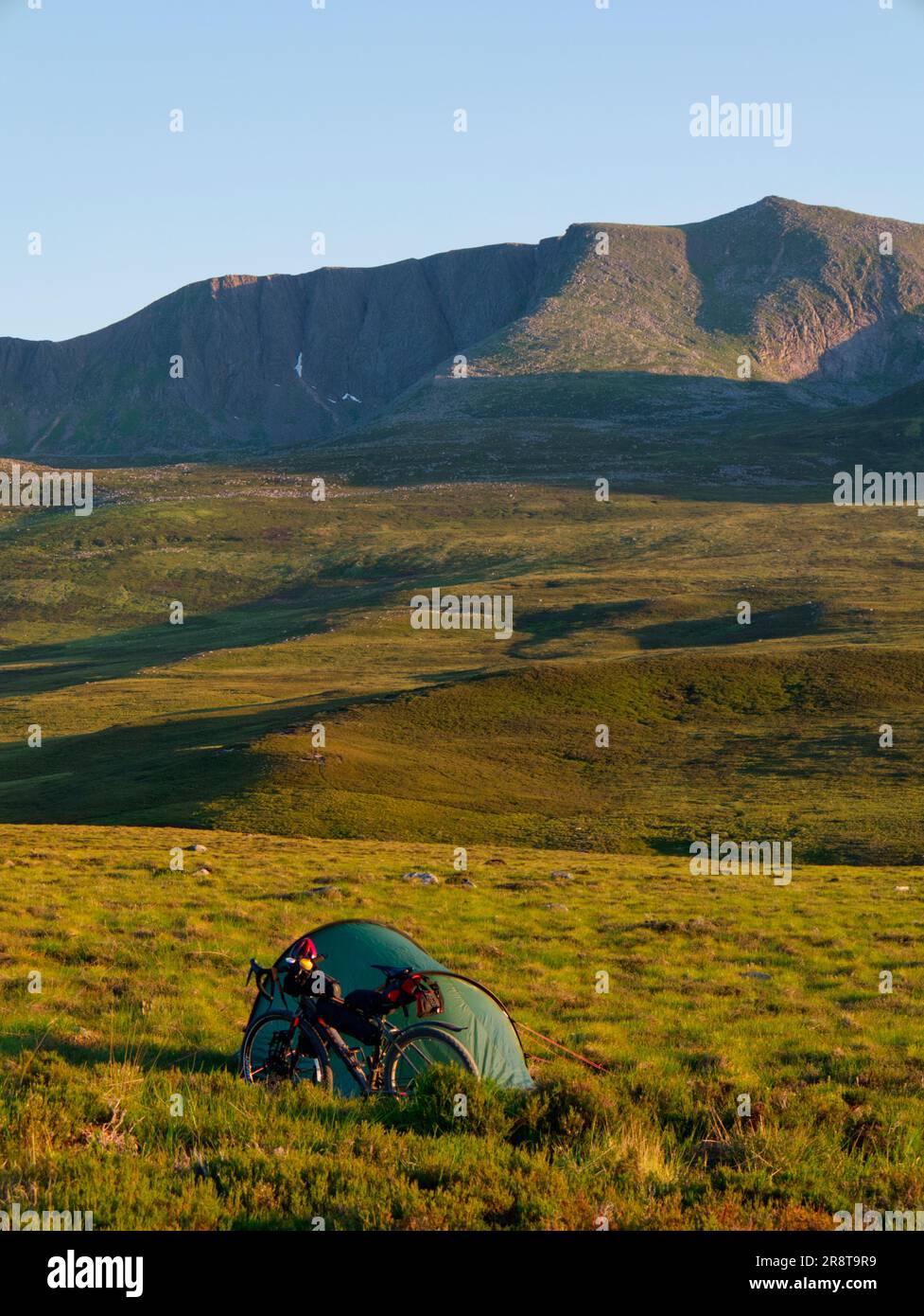 Campeggio selvaggio in bicicletta, montagne Grampian, Scozia Foto Stock