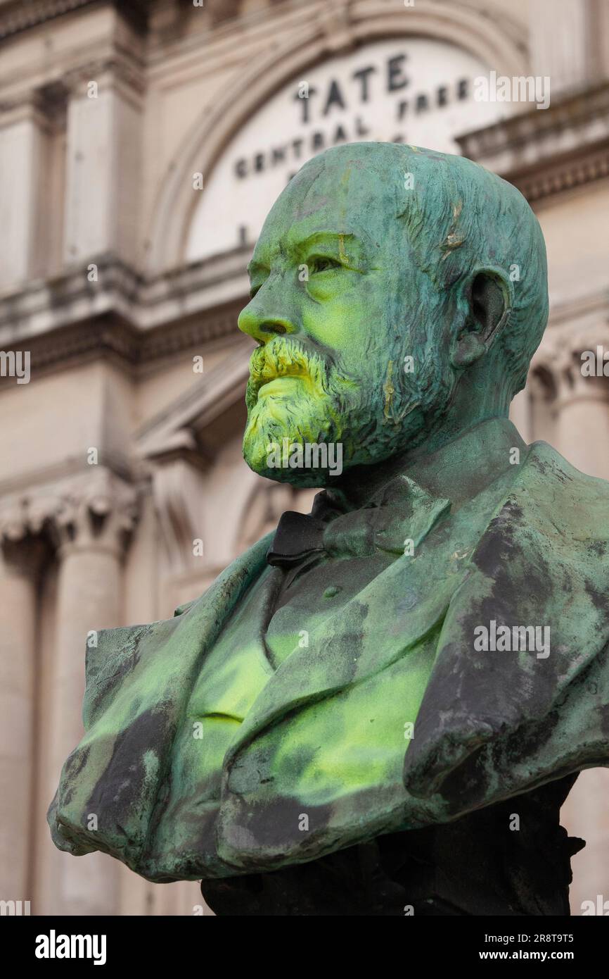 Londra, Regno Unito. 23rd giugno, 2023. Una statua del magnate dello zucchero Sir Henry Tate in Windrush Square, Brixton, nel 75th° anniversario dell'attracco dell'Impero Windrush a Tilbury. Onorato come filantropo dagli inglesi, Tate ha fatto i suoi soldi nel commercio dello zucchero che è stato fondato sulla sofferenza della gente asservita. Credit: Anna Watson/Alamy Live News Foto Stock