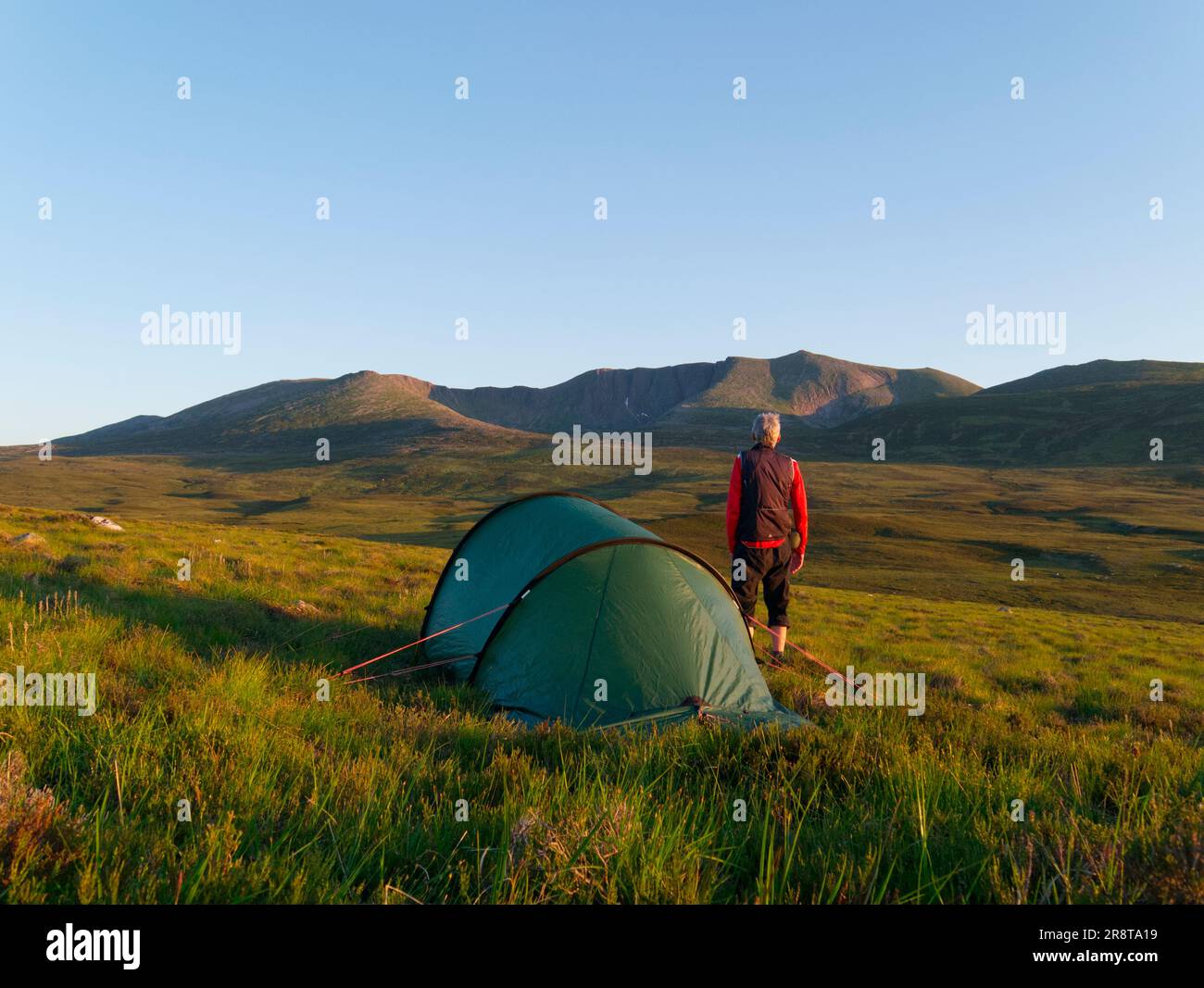 Campeggio selvaggio sotto la montagna Lochnagar, Grampian Foto Stock