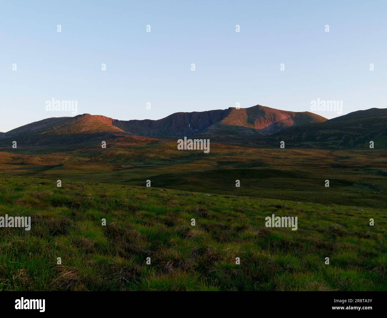 Tramonto solstizio d'estate sul monte Lochnagar, Grampian Foto Stock