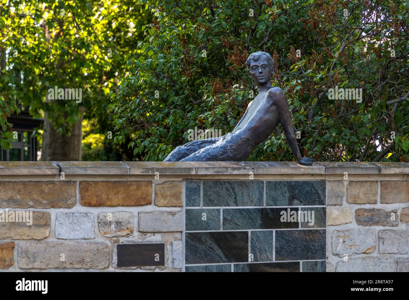 Scultura dello scrittore tedesco Erich Kästner da ragazzo nella sua città natale Dresda, sulle pareti dell'attuale Museo Erich Kästner. Erich Kästner House for Literature a Dresda, Germania Foto Stock