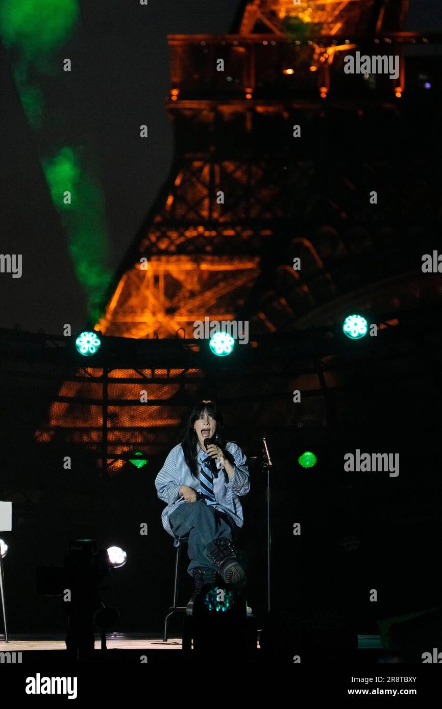 Billie Eilish performs during the Power Our Planet concert on the sideline of the Climate Finance conference in Paris, Thursday, June 22, 2023. World leaders, heads of international organisations and activists are gathering in Paris for a two-day summit aimed at seeking better responses to tackle poverty and climate change issues by reshaping the global financial system. (AP Photo/Lewis Joly) Foto Stock
