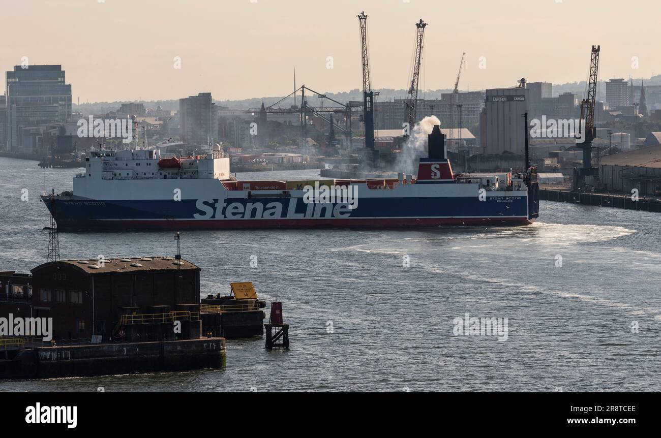 Belfast Harbour Irlanda del Nord Regno Unito. 2023. Il traghetto cargo roro Stena Scotia Turning è arrivato da Heysham nel porto di Belfast. Foto Stock