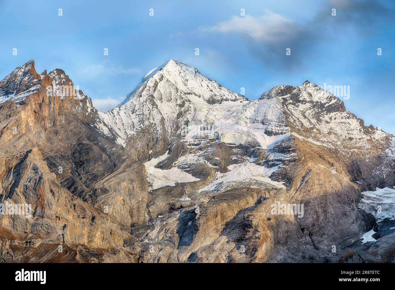 Spettacolare vista autunnale della vetta del Bluemlisalp. Scenario delle Alpi svizzere.posizione: Valle dell'Oeschinen, Cantone di Berna, Svizzera, Europa Foto Stock
