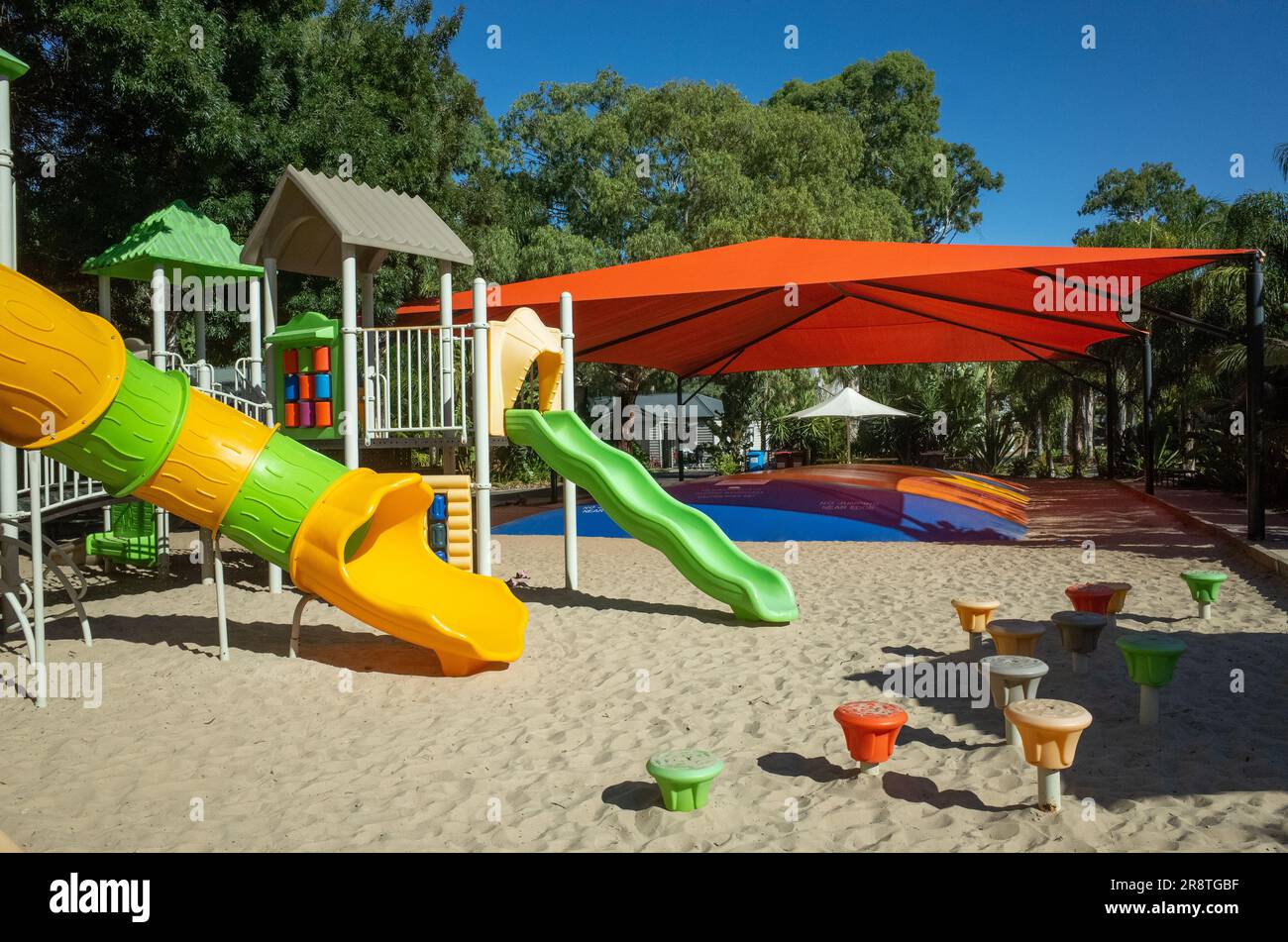 Sandpit, parco giochi e cuscino saltante con vela all'interno del parco vacanze Marion. Adelaide SA Australia, Foto Stock