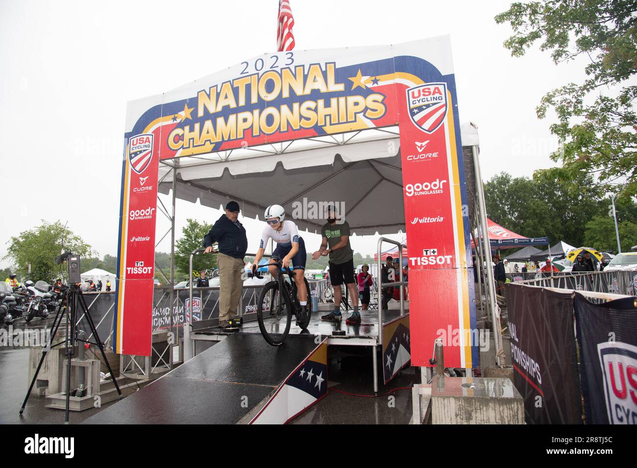 Oak Ridge, Tennessee, USA. 22 giugno 2023. USA Cycling Time Trial National Championships, Oak Ridge, Tennessee, USA. 22 giugno 2023. Il primo pilota esce dalla cabina di partenza ai campionati nazionali USPRO Time Trial. Crediti: Casey B. Gibson/Alamy Live News Foto Stock