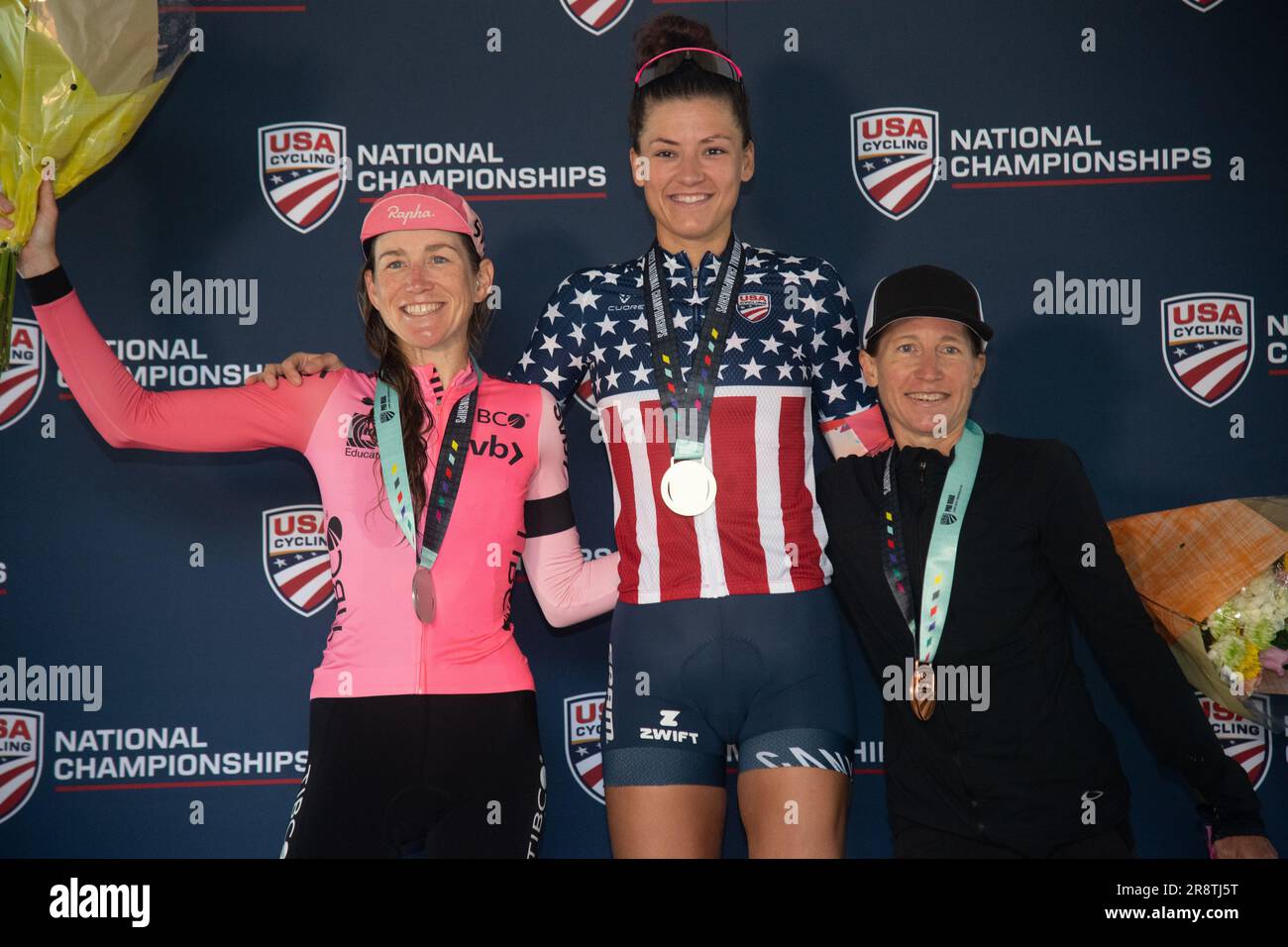 Oak Ridge, Tennessee, USA. 22 giugno 2023. USA Cycling Time Trial National Championships, Oak Ridge, Tennessee, USA. 22 giugno 2023. Il podio femminile dei campionati nazionali a cronometro, da sinistra a destra, Lauren Stephens in seconda, Chloe Dygert in prima e campionessa nazionale, e Amber Neben in terza. Crediti: Casey B. Gibson/Alamy Live News Foto Stock