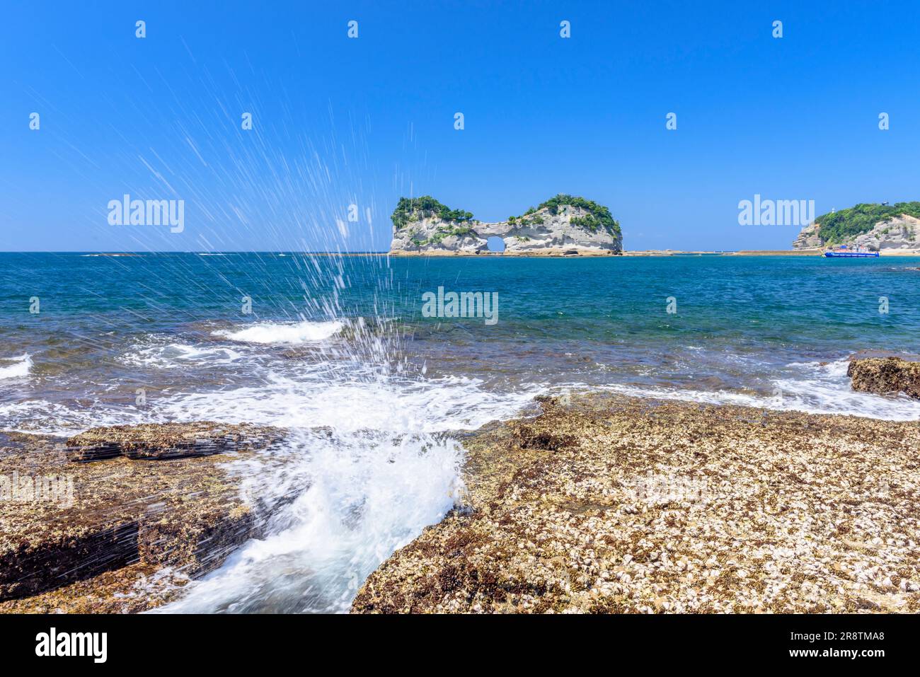 Isola di Engetsu e onde che si infrangono Foto Stock