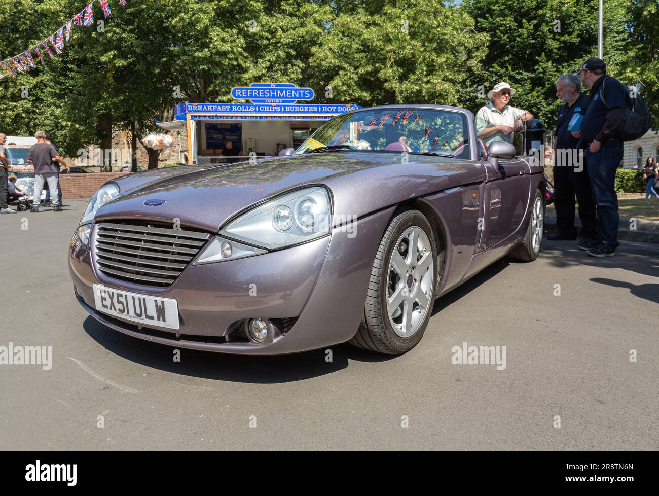 Una Jensen S V8 decappottabile in occasione di una mostra di auto d'epoca e d'epoca. Foto Stock