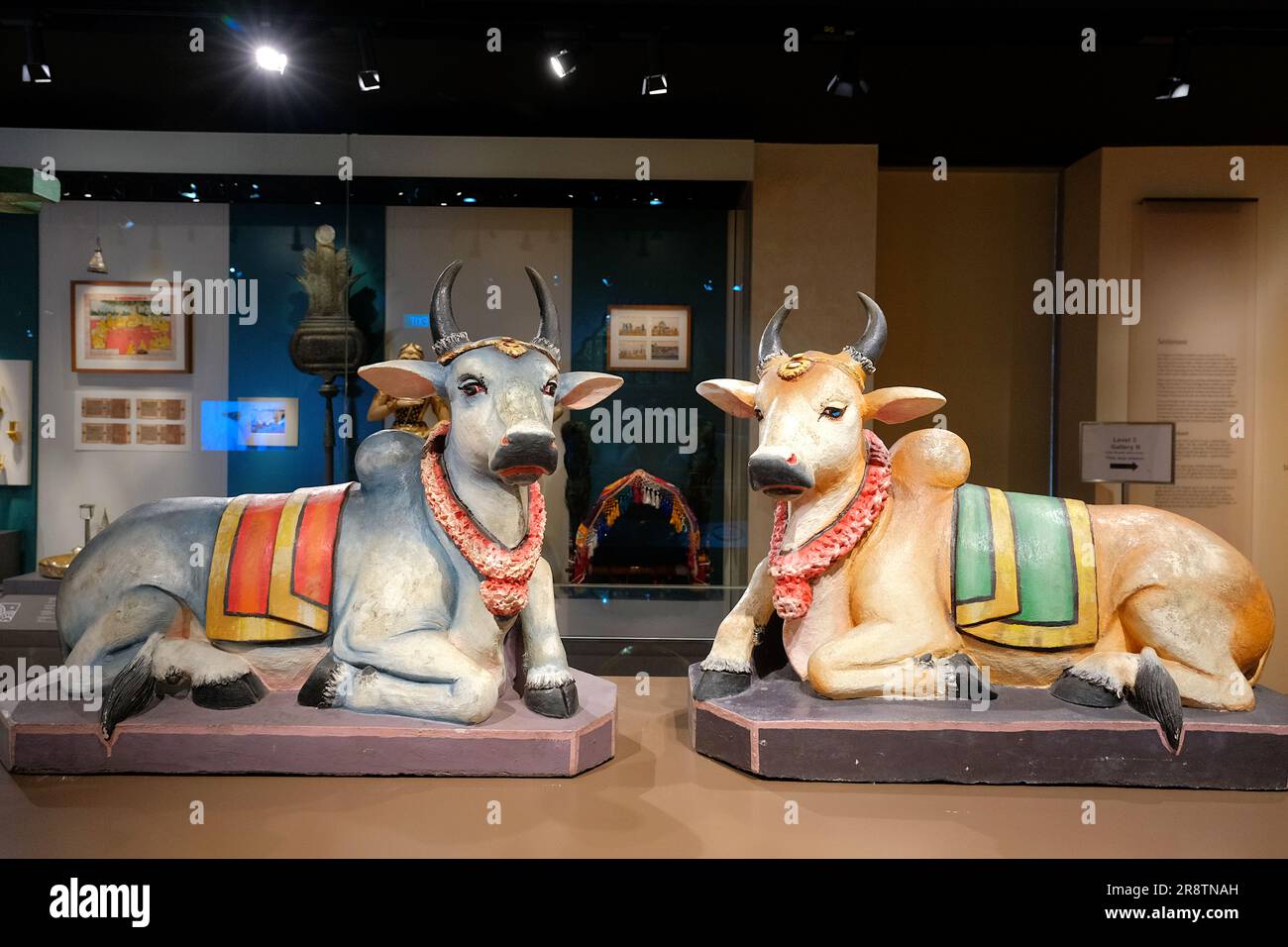 Sculture di tori abbracciati o nandi, nell'Indian Heritage Centre, Campbell Lane, Singapore Foto Stock