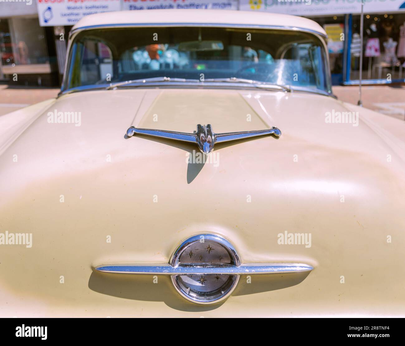 Le linee eleganti di una Oldsmobile Rocket 88 degli anni '1950 offrono eleganza e nostalgia senza tempo per molti appassionati di auto americane. Stemma e logo del cofano. Foto Stock