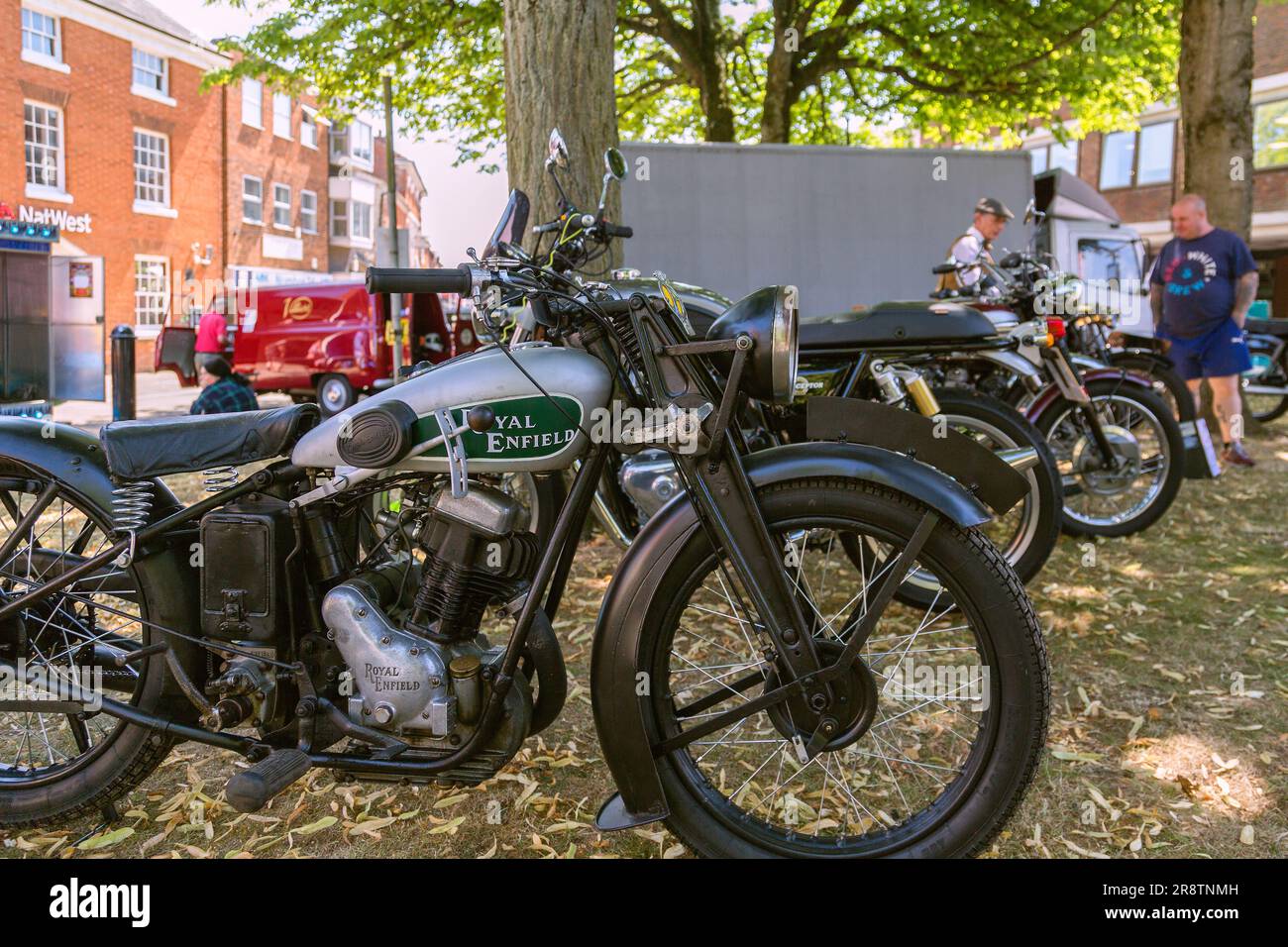 Una moto d'epoca Royal Enfield si allinea con altre moto in un'esposizione automobilistica classica e d'epoca. Foto Stock