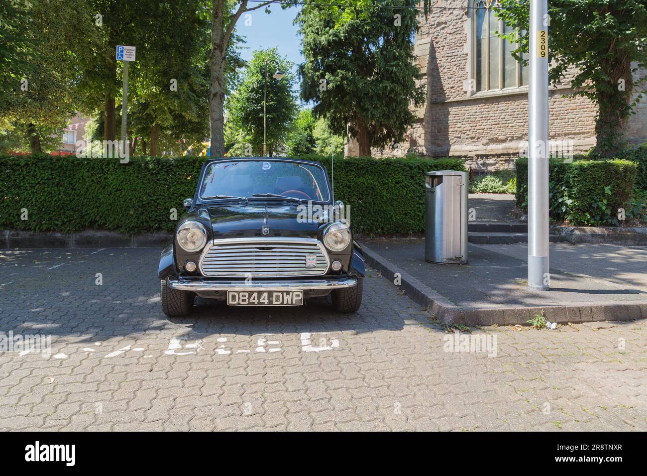 Una Austin Mini parcheggiata. La Mini originale è un'icona della cultura britannica degli anni '1960 ed è stata votata la seconda auto più influente del XX secolo. Foto Stock