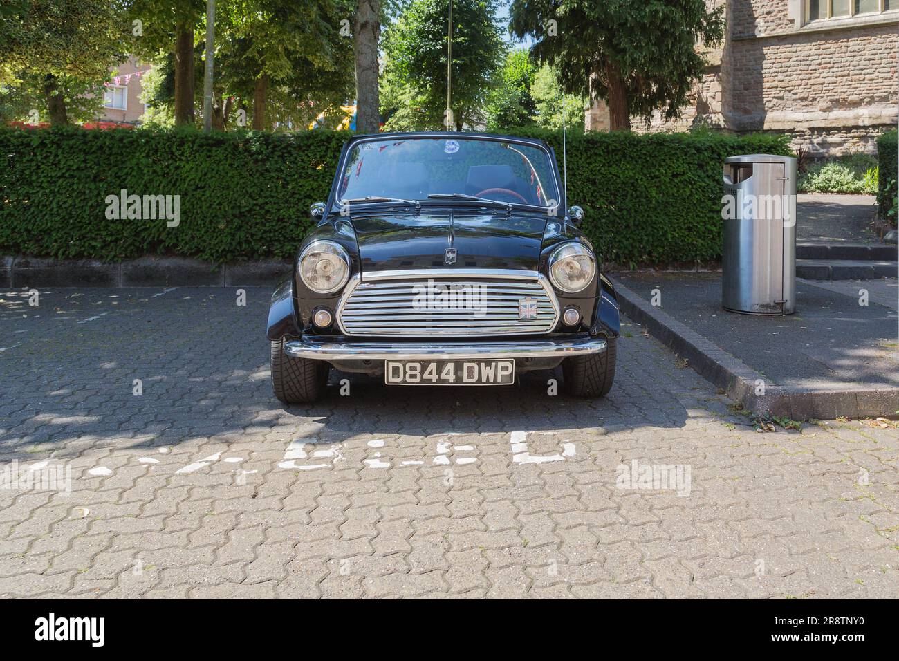 Una Austin Mini parcheggiata. La Mini originale è un'icona della cultura britannica degli anni '1960 ed è stata votata la seconda auto più influente del XX secolo. Foto Stock