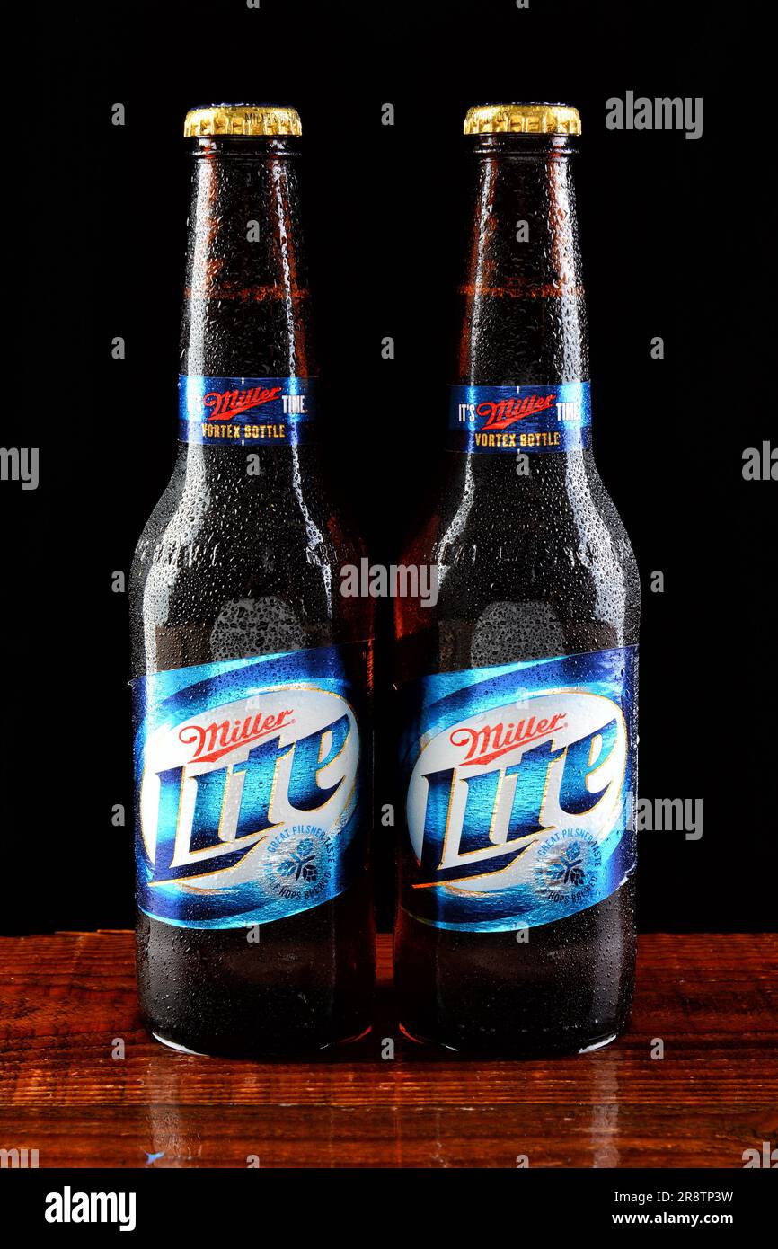 IRVINE, CALIFORNIA - 18 GIUGNO 2015: Due bottiglie di birra Miller Lite con condensa su un wet bar. Foto Stock