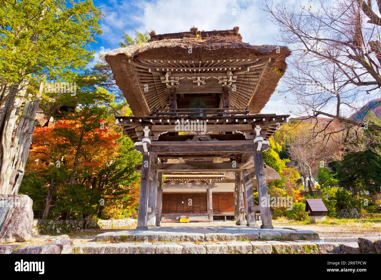 Cancello della torre campanaria del tempio Myozenji nel villaggio di Shirakawago in autunno Foto Stock