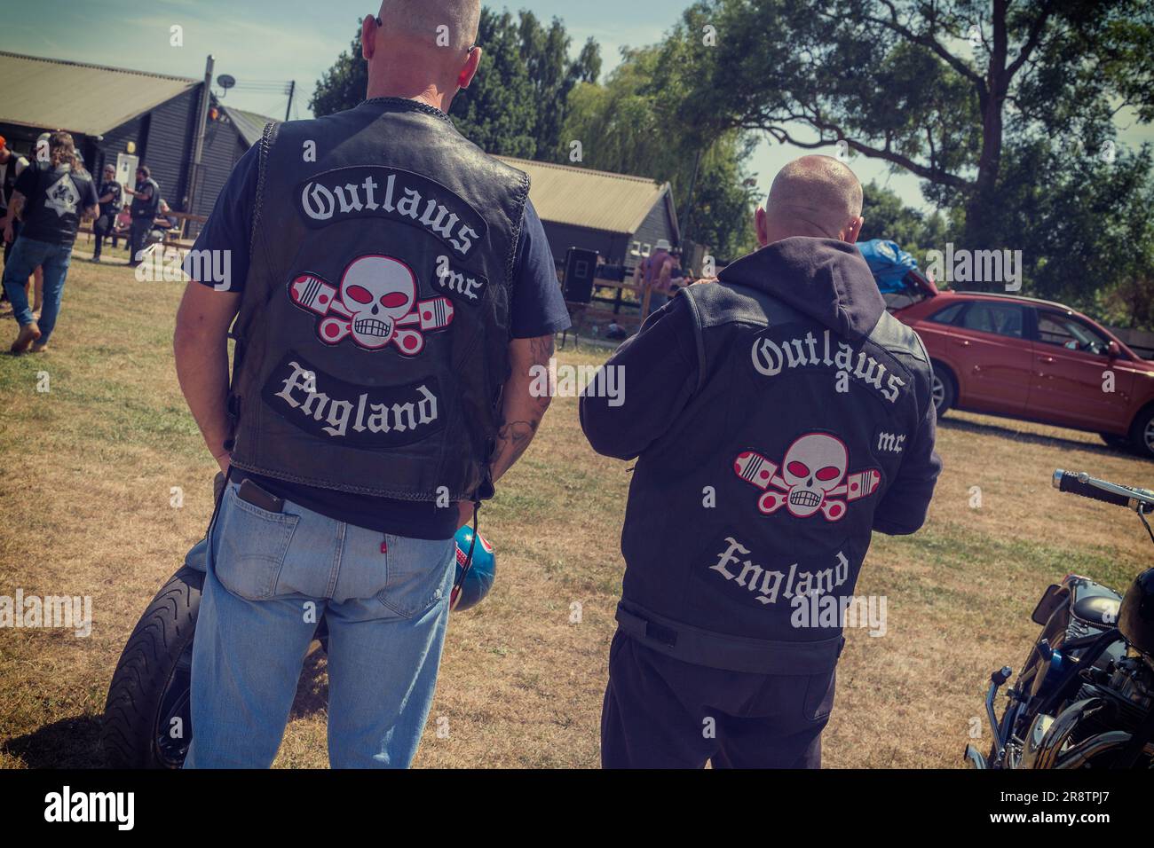I membri del club motociclistico Outlaws indossano le loro patch a un rally motociclistico. Foto Stock